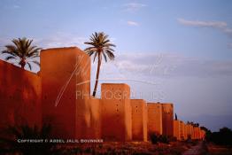 Image du Maroc Professionnelle de  Les remparts de Marrakech sont construits entièrement en pisé selon une technique séculaire par l'Almoravide Ali Ben Youssef au début de XIIème siècle pour se protéger des attaques extérieures. cette muraille s' étend sur dix-neuf kilomètres et atteint par endroit près de huit mètres de hauteur, Mardi 19 Août 1997. ((Photo / Abdeljalil Bounhar) 